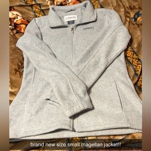 BRAND NEW!! Magellan fleece jacket, size small. price includes shipping